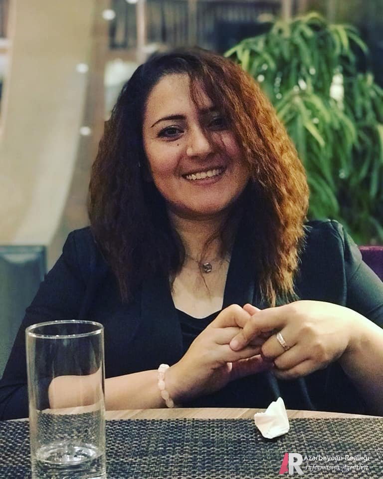 Arxa cibdən boylanan qadın – Çinarə Ömray