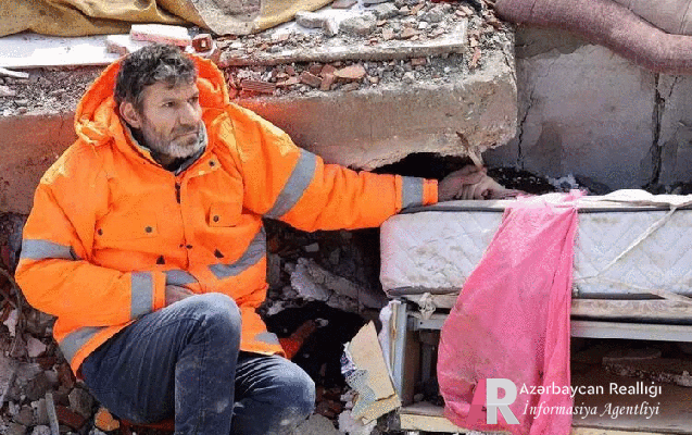 Dünyası dağılan ata… - Türkiyədəki dəhşətin FOTOLARI