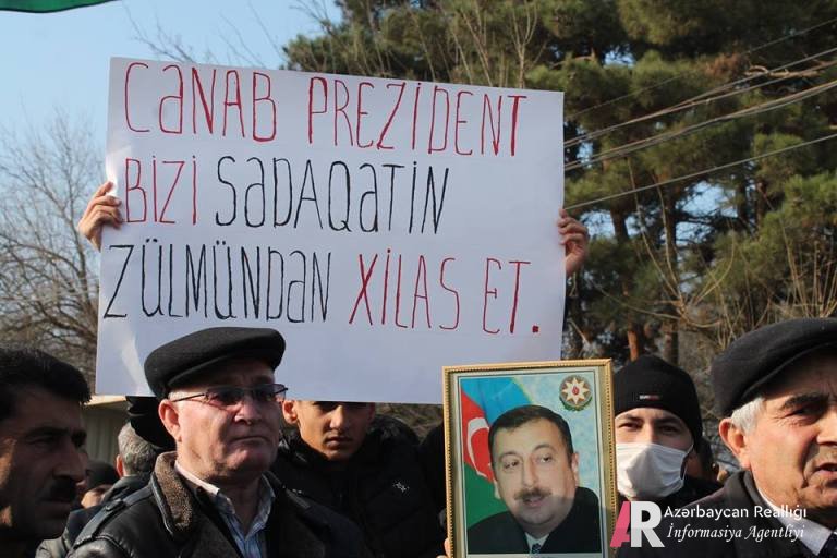 Hicran Hüseynovanın müavininə görə camaat küçələrə çıxaraq aksıya keçirdi - VİDEO və FOTOLAR