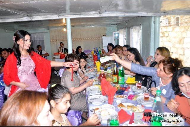 Ağdam rayon Təhsil Şöbəsinin müdirəsi karantin rejmin pozdu nişan və toy mərasimi keçrib - FOTO