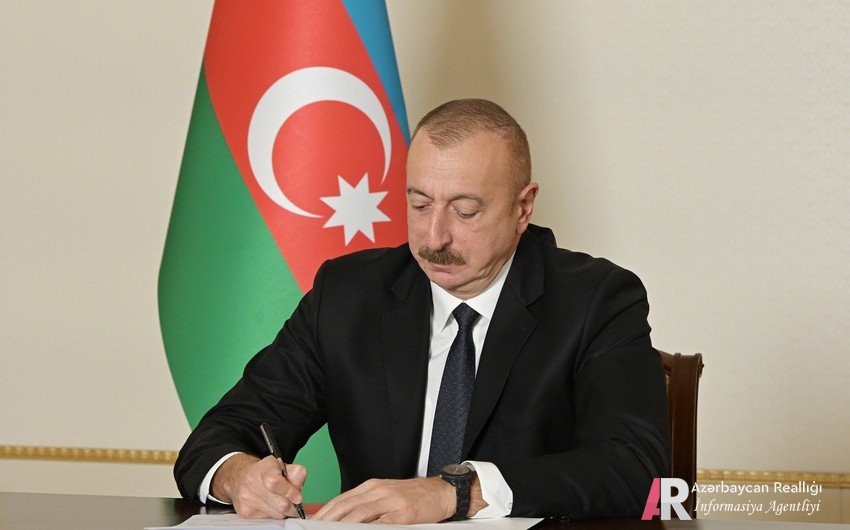 Prezident dövlət qulluqçularını təltif edib